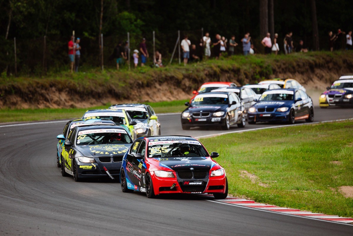 BMW 325 Cup racing battle