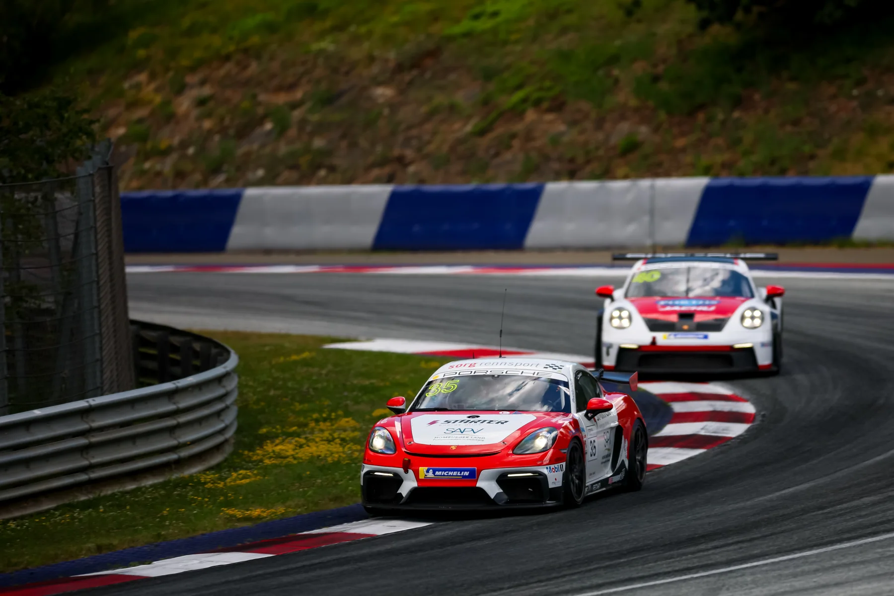 Ragnar Simuland leading a Porsche GT4 race pack