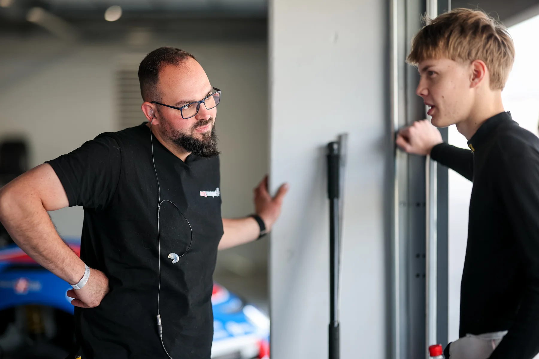 Ragnar Simuland discussing setup with the team