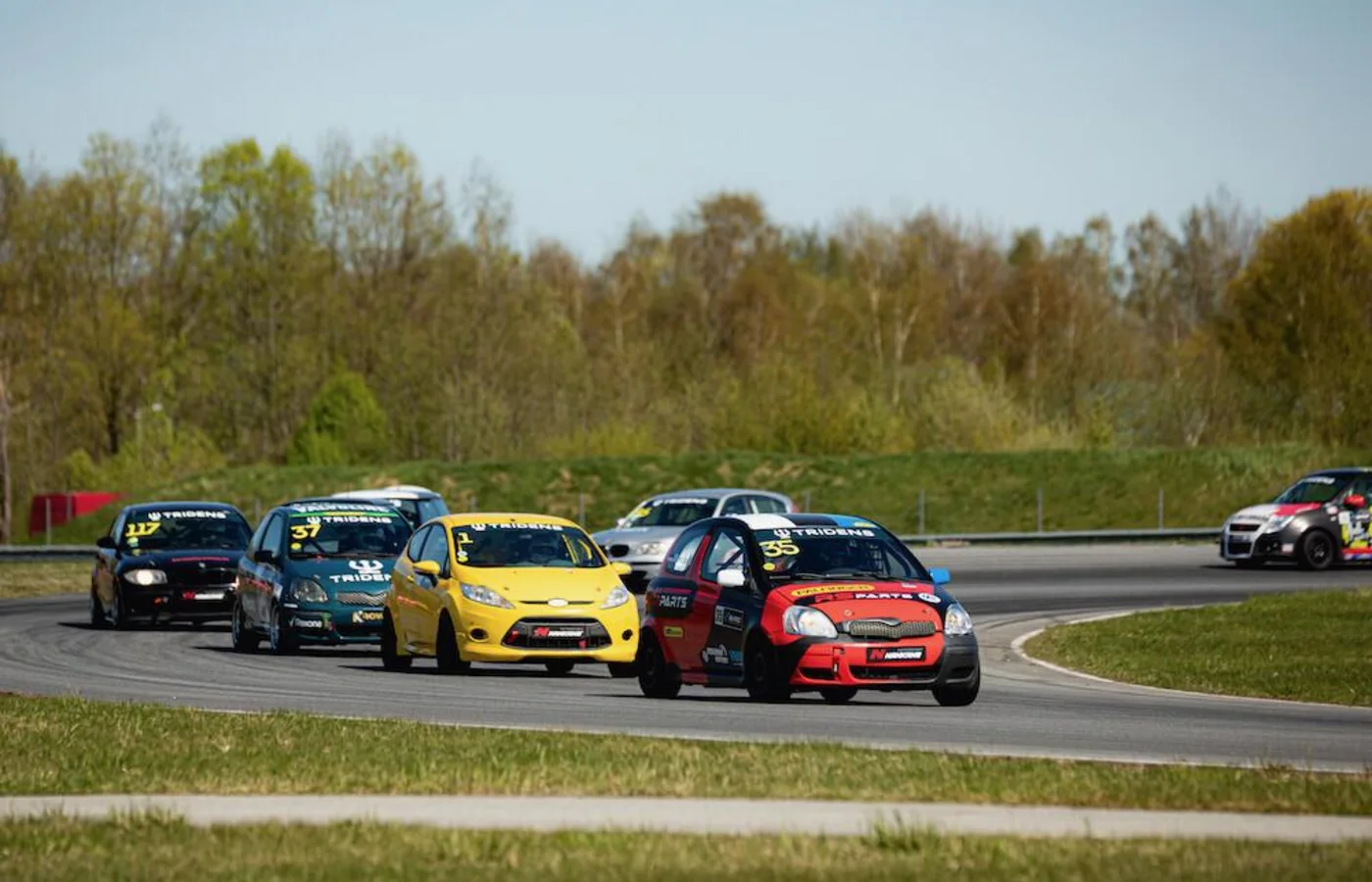 Ragnar Simuland leading the V1600 field on his circuit-racing debut