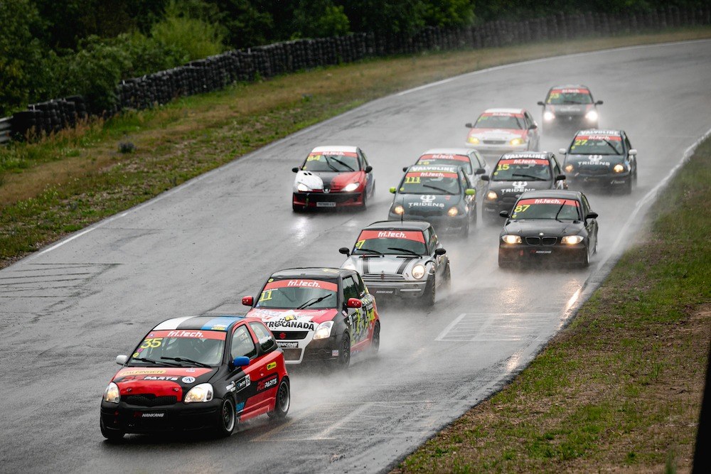 V1600 race car in wet conditions